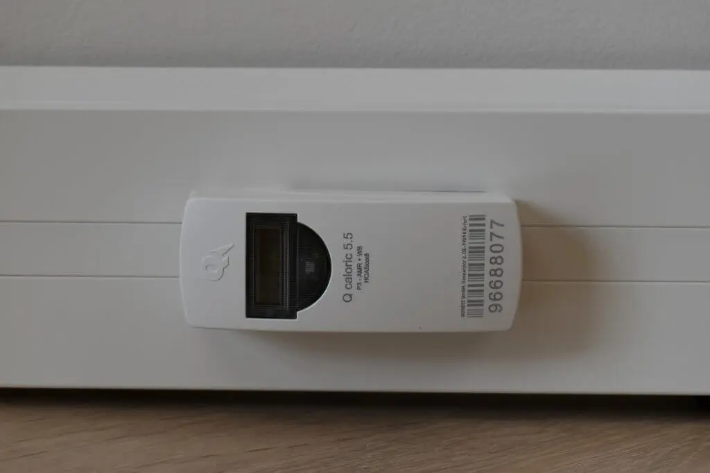 Sockelheizleiste Variante B: Qundis Wärmemengenerfassung