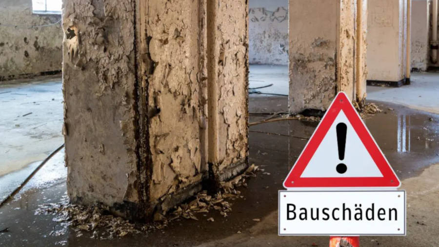 Bautenschutz und Denkmalschutz mit der Sockelheizleiste der SHL-Wärmetechnik. Ursachen für Bauwerksschäden können die folgenden sein. Der Schutz der Bausubstanz ist für jeden Hauseigentümer eine der grundlegenden Aufgaben-, aber auch teilweise Problemstellung. Bei älteren Häuser wird der Aufwand zum Schutz der Bausubstanz größer und kostenintensiver. Der Zahn der Zeit, aber auch die Feuchtigkeit, nagt an der Bausubstanz. Insbesondere bei historischen Bauwerken aber auch bei Backsteinhäusern ist die Feuchteaufnahme aus der Luft häufig größer gegenüber der aus dem Untergrund des Bauwerks. Hier spielt die hohe Konzentration an löslichen Salzen eine wichtige Rolle, ebenso wie das richtige Heizverhalten. Da bei jeder Konvektionsheizung die Raumtemperatur immer wärmer ist als die Hülllflächentemperatur des Raumes, ist die Gefahr der Kondenswasserbildung immer vorhanden. Insbesondere in Ecken und schwer zugänglichen Bereich z.B. hinter Schränken und Gardinen entstehen schnell Temperaturunterschiede von mehr als 5°Kelvin. Damit ist der Tauwasserausfall an die Wand gegeben. Wo Wasser auf der Bausubstanz ist, da lässt Schimmel nicht lange auf sich warten. Nachdem alle baulichen Maßnahmen, wie Dränage usw., erfolgt sind und keine wirkliche Verbesserung eingetreten ist, wird klassischen Maßnahmen der Bauteilaktivierung vorgenommen. Diese sind im Regelfall aufwendig und nicht immer anwendbar. So werden z.B. Heizungsrohre unter Putz verlegt, um Mauerwerk zu trocknen. Diese Bauteilaktivierung ist aber mit hohem baulichem Aufwand verbunden und in vielen Fällen entweder nicht machbar oder viel zu aufwendig. Mit der Sockelheizleiste wird die Oberflächentemperatur erhöht, so dass diese wärmer sind als die Luft. Dadurch wird das Wasser im oberflächennahmen Bereich erwärmt und kann verdunsten. Durch die Kapillare des Baustoffes wird vom inneren der feuchten Wand Wasser nachziehen. Es entsteht ein anhaltender Kapillarsog, da die Öberflächentemperaturen im Regelfall nicht wärmer als 24°C werden. So wird nicht nur die Bausubstanz getrocknet, sondern auch der Ausfall von Kondenswasser maßgeblich unterdrückt. Die Bausubstanz wird nicht nur vor Schimmel geschützt, sondern auch noch nachhaltig und langsam getrocknet bzw. trocken gehalten. Eventuelle Salzausblühungen sind mit geeignetem Maßnehmen z.B. einem Opferputz zu verringern. In der Praxis hat sich gezeigt, dass durch die Sockelheizleisten nur ein geringer Kapillarestrom entsteht, so dass vielfach nur geringe oder auch keine Salzausblühungen entstehen. Bei Holzkonstruktionen und Vertäfelungen fuhrt die Erhöhung der Oberflächentemperatur ebenso zur Trocknung und somit ist der Befall von Schädlingen wesentlich gehemmt. Es fehlt den Schädlingen einfach am grundlegenden Wasser. Auf diese Weise lassen sich unter anderem Kunstwerke, Holzverträfelungen aber auch Orgeln ganz einfach schützen, ohne dass hier große bauliche Maßnahmen erforderlich sind. Ein weiterer wichtiger Vorteil ist, dass unsere Sockelheizleiste ein selbsttragendes Aluminiumprofil ist und somit nur wenige Befestigungspunkte benötigt.