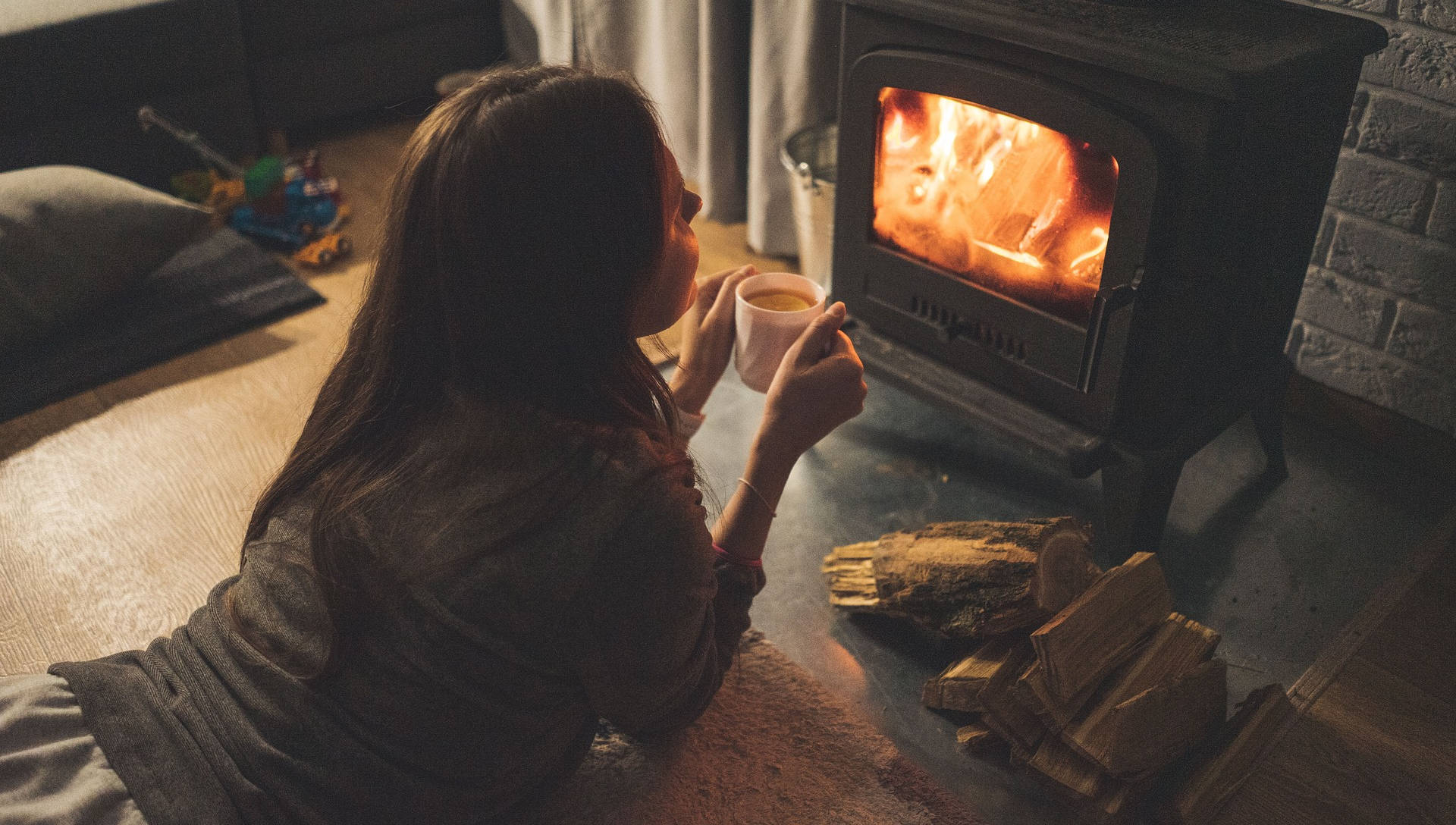 Decken, Wände und Fußböden werden von den Heizleisten der SHL-Wärmetechnik erwärmt. Es entsteht eine natürliche und gleichmäßige Strahlungswärme im gesamten Raum. Die Sockelheizleisten nennt man auch Randleistenheizung, Leistenheizung, Sockelheizung, Fussleistenheizung, Heizsockel oder auch Sockelleistenheizkörper bzw. einfach Sockelheizleiste.