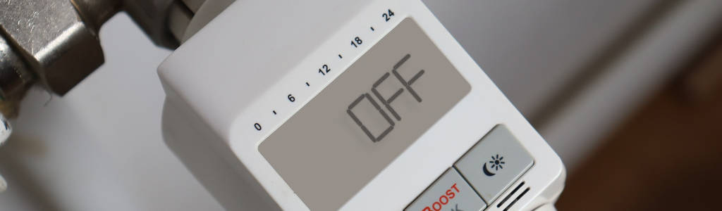 Heizkosteneinsparung und CO2-Reduzierung mit einer Sockelheizleiste der SHL-Wärmetechnik. Der Heizkostenanteil an den Betriebskosten beträgt im Schnitt etwa vierzig Prozent und hat somit einen wesentlichen Anteil an den Betriebskosten. Daher haben kleine Stellschauben auch eine große Wirkung. Folgende Einsparbereiche können mit Hilfe einer Sockelleistenheizung genutzt werden. Die Absenkung der operativen Raumtemperatur um zwei bis fünf Grad Celsius. Je Grad Celsius, das Sie einsparen, können die Heizkosten zwischen fünf und acht Prozent reduziert werden. Bei dieser Art des Heizens gewinnt die Behaglichkeit. Lüftungsverluste können reduziert werden. Hygienisches Lüften kann seltener erfolgen, da es so gut wie keine Staubverwirbelung im Raum gibt. Somit werden wesentlich weniger Sporen, Pollen und andere Schwebstoffe aufgewirbelt und die Atemluft ist sauberer.  Hieraus ergibt sich ein Einsparpotenzial von ein bis fünf Prozent. Unsere Sockelheizleiste besteht vereinfacht ausgedrückt nur aus zwei Rohren. Diese haben eine sehr geringe Befüllmenge. Eine Fußbodenheizung besteht auch nur aus einem Rohr. Diesse ist jedoch wesentlich länger. Die Befüllmenge ist dadurch deutlich größer. Bei Heizkörpern ist das meiste Wasser im Heizkörper selbst enthalten. Um einen Raum zu Heizen, muss das Wasser aufgeheizt werden. Das dauert umso länger, je mehr Wasser erwärmt werden muss. Dies ist insbesondere bei stark schwankenden Außentemperaturen wichtig. Bei Fußbodenheizung muß zusätzlich der gesamte Bodenaufbau aufgeheizt werden. Um nun bei schnellen Außentemperaturanstiegen eine angenehme Temperatur zu erhalten, wird gelüftet. Dies kostet zusätzlich Heizenergie. Das Einsparpotenzial bei der Verwendung unserer Sockelheizleiste liegt hier bei zwei bis sechs Prozent. Insgesamt ist ein Einsparpotenzial bis ungefähr dreißig Prozent möglich. Sie sparen erheblich bei den Heizkosten. Sie leisten einen wichtigen Anteil zum Schutz unserer Umwelt und zur Vermeidung von Co2.