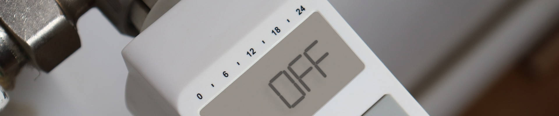 Heizkosteneinsparung und CO2-Reduzierung mit einer Sockelheizleiste der SHL-Wärmetechnik. Der Heizkostenanteil an den Betriebskosten beträgt im Schnitt etwa vierzig Prozent und hat somit einen wesentlichen Anteil an den Betriebskosten. Daher haben kleine Stellschauben auch eine große Wirkung. Folgende Einsparbereiche können mit Hilfe einer Sockelleistenheizung genutzt werden. Die Absenkung der operativen Raumtemperatur um zwei bis fünf Grad Celsius. Je Grad Celsius, das Sie einsparen, können die Heizkosten zwischen fünf und acht Prozent reduziert werden. Bei dieser Art des Heizens gewinnt die Behaglichkeit. Lüftungsverluste können reduziert werden. Hygienisches Lüften kann seltener erfolgen, da es so gut wie keine Staubverwirbelung im Raum gibt. Somit werden wesentlich weniger Sporen, Pollen und andere Schwebstoffe aufgewirbelt und die Atemluft ist sauberer.  Hieraus ergibt sich ein Einsparpotenzial von ein bis fünf Prozent. Unsere Sockelheizleiste besteht vereinfacht ausgedrückt nur aus zwei Rohren. Diese haben eine sehr geringe Befüllmenge. Eine Fußbodenheizung besteht auch nur aus einem Rohr. Diesse ist jedoch wesentlich länger. Die Befüllmenge ist dadurch deutlich größer. Bei Heizkörpern ist das meiste Wasser im Heizkörper selbst enthalten. Um einen Raum zu Heizen, muss das Wasser aufgeheizt werden. Das dauert umso länger, je mehr Wasser erwärmt werden muss. Dies ist insbesondere bei stark schwankenden Außentemperaturen wichtig. Bei Fußbodenheizung muß zusätzlich der gesamte Bodenaufbau aufgeheizt werden. Um nun bei schnellen Außentemperaturanstiegen eine angenehme Temperatur zu erhalten, wird gelüftet. Dies kostet zusätzlich Heizenergie. Das Einsparpotenzial bei der Verwendung unserer Sockelheizleiste liegt hier bei zwei bis sechs Prozent. Insgesamt ist ein Einsparpotenzial bis ungefähr dreißig Prozent möglich. Sie sparen erheblich bei den Heizkosten. Sie leisten einen wichtigen Anteil zum Schutz unserer Umwelt und zur Vermeidung von Co2.