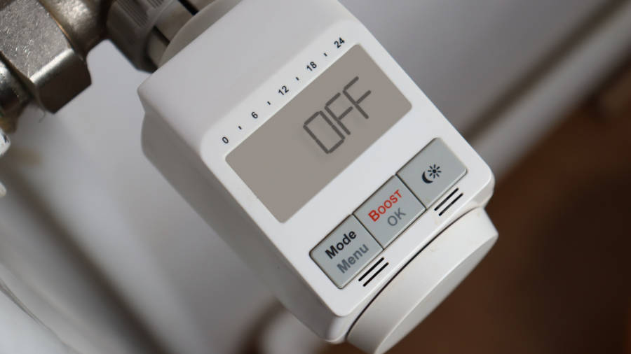 Heizkosteneinsparung und CO2-Reduzierung mit einer Sockelheizleiste der SHL-Wärmetechnik. Der Heizkostenanteil an den Betriebskosten beträgt im Schnitt etwa vierzig Prozent und hat somit einen wesentlichen Anteil an den Betriebskosten. Daher haben kleine Stellschauben auch eine große Wirkung. Folgende Einsparbereiche können mit Hilfe einer Sockelleistenheizung genutzt werden. Die Absenkung der operativen Raumtemperatur um zwei bis fünf Grad Celsius. Je Grad Celsius, das Sie einsparen, können die Heizkosten zwischen fünf und acht Prozent reduziert werden. Bei dieser Art des Heizens gewinnt die Behaglichkeit. Lüftungsverluste können reduziert werden. Hygienisches Lüften kann seltener erfolgen, da es so gut wie keine Staubverwirbelung im Raum gibt. Somit werden wesentlich weniger Sporen, Pollen und andere Schwebstoffe aufgewirbelt und die Atemluft ist sauberer.  Hieraus ergibt sich ein Einsparpotenzial von ein bis fünf Prozent. Unsere Sockelheizleiste besteht vereinfacht ausgedrückt nur aus zwei Rohren. Diese haben eine sehr geringe Befüllmenge. Eine Fußbodenheizung besteht auch nur aus einem Rohr. Diesse ist jedoch wesentlich länger. Die Befüllmenge ist dadurch deutlich größer. Bei Heizkörpern ist das meiste Wasser im Heizkörper selbst enthalten. Um einen Raum zu Heizen, muss das Wasser aufgeheizt werden. Das dauert umso länger, je mehr Wasser erwärmt werden muss. Dies ist insbesondere bei stark schwankenden Außentemperaturen wichtig. Bei Fußbodenheizung muß zusätzlich der gesamte Bodenaufbau aufgeheizt werden. Um nun bei schnellen Außentemperaturanstiegen eine angenehme Temperatur zu erhalten, wird gelüftet. Dies kostet zusätzlich Heizenergie. Das Einsparpotenzial bei der Verwendung unserer Sockelheizleiste liegt hier bei zwei bis sechs Prozent. Insgesamt ist ein Einsparpotenzial bis ungefähr dreißig Prozent möglich. Sie sparen erheblich bei den Heizkosten. Sie leisten einen wichtigen Anteil zum Schutz unserer Umwelt und zur Vermeidung von Co2.