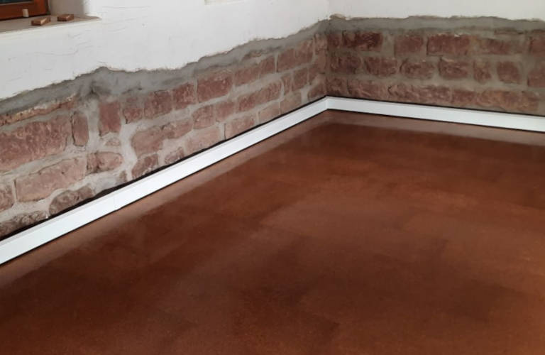 Die Sockelheizleiste nennt man auch Randleistenheizung, Leistenheizung, Sockelheizung, Fussleistenheizung, Heizsockel oder auch Sockelleistenheizkörper bzw. Sockelleistenheizung.